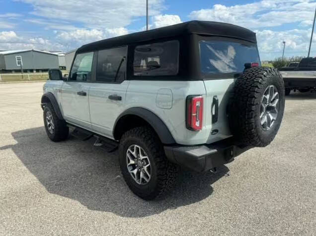 2024 Ford Bronco Badlands photo 3