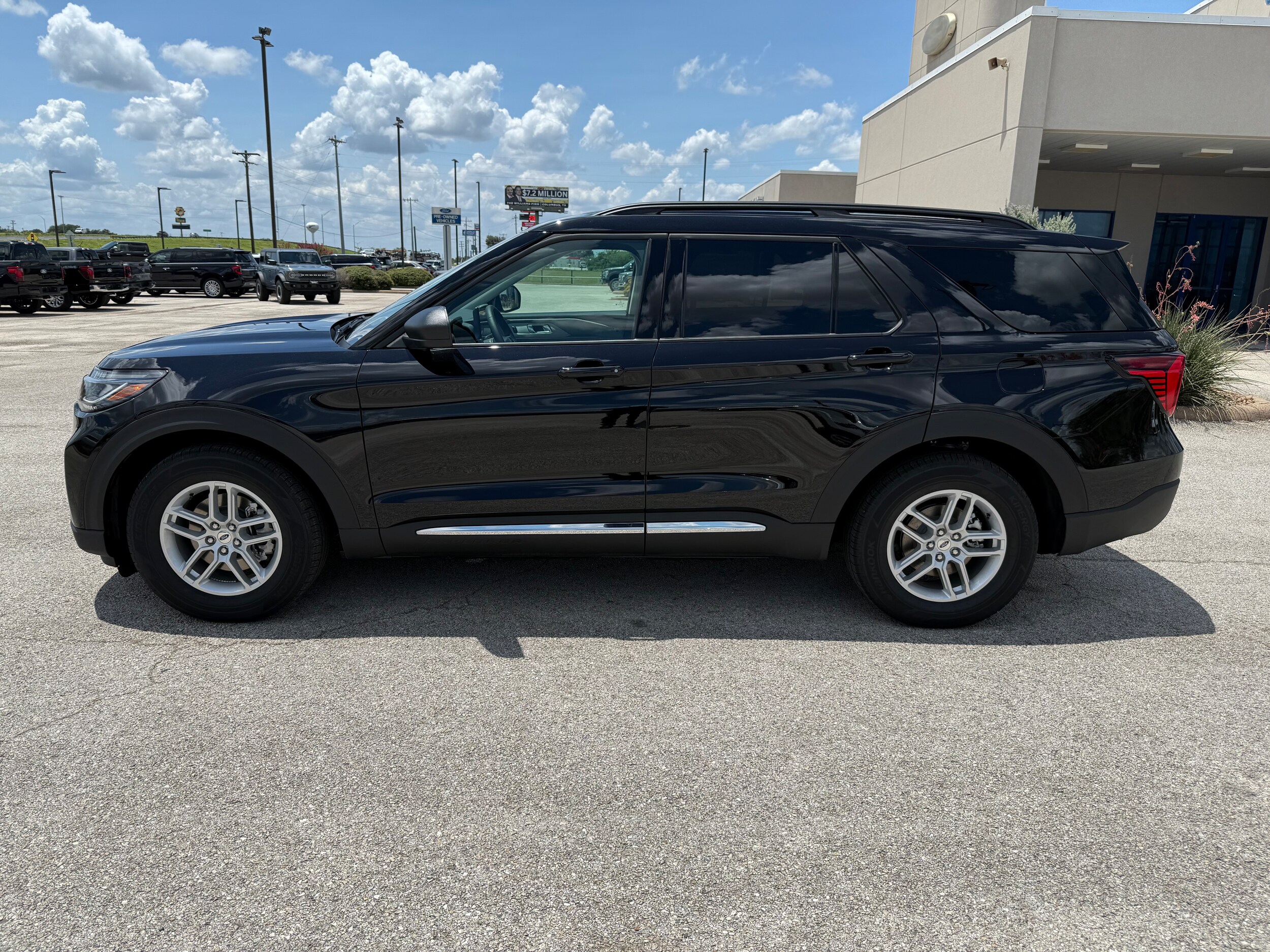 2025 Ford Explorer photo 2