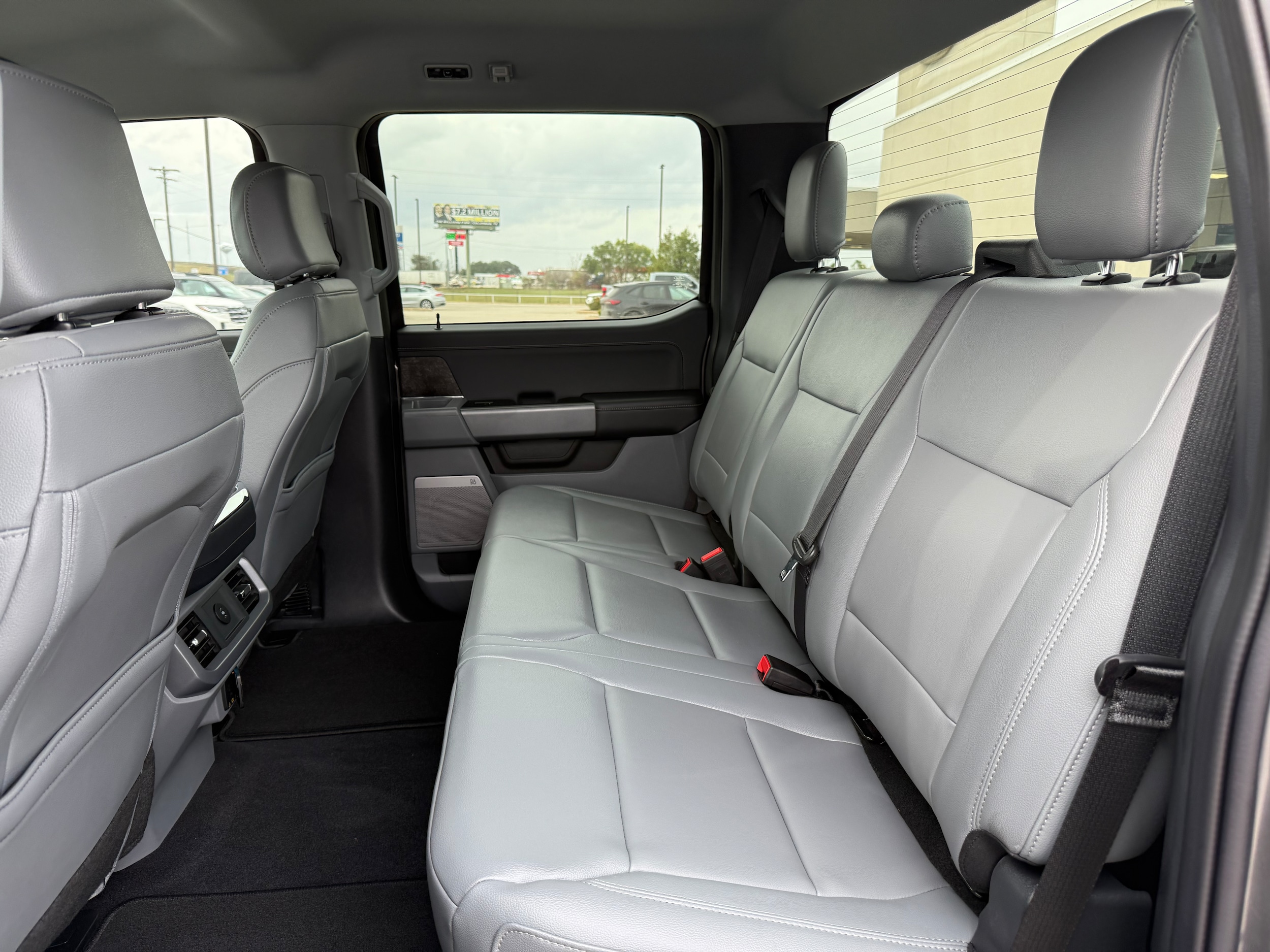 2025 Ford F-150 Lightning Flash - Photo 11