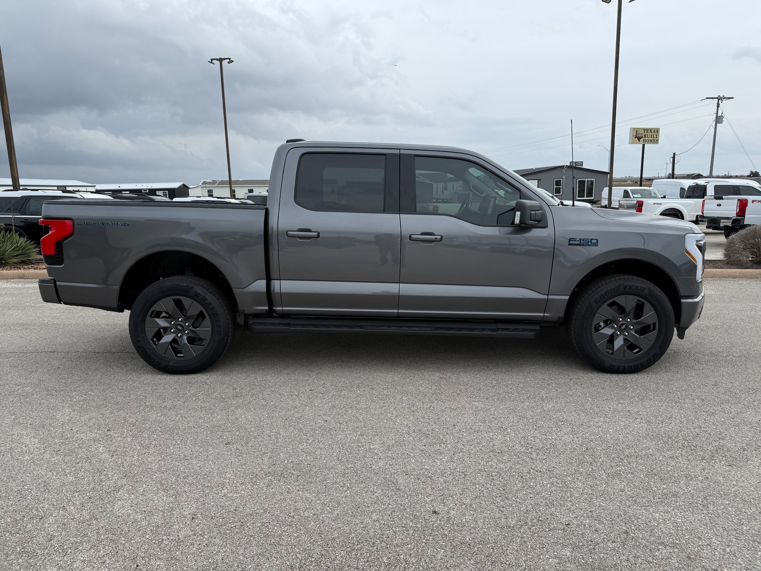 2025 Ford F-150 Lightning Flash - Photo 6