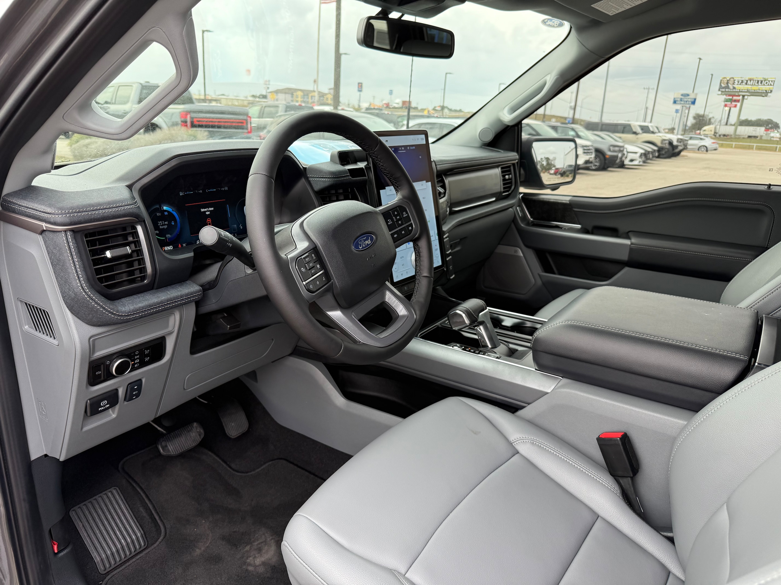 2025 Ford F-150 Lightning Flash - Photo 10