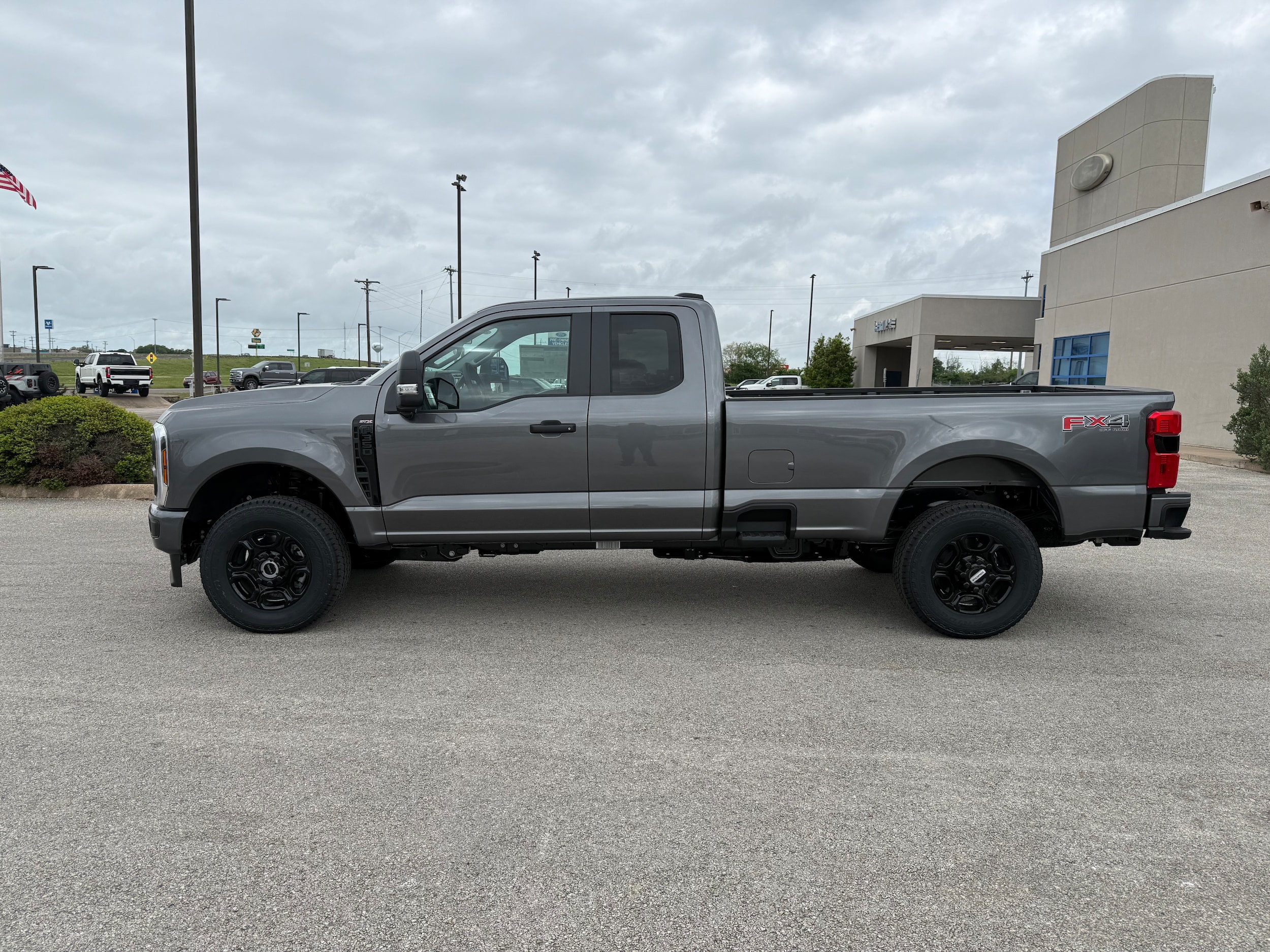 2025 Ford F-350 photo 2