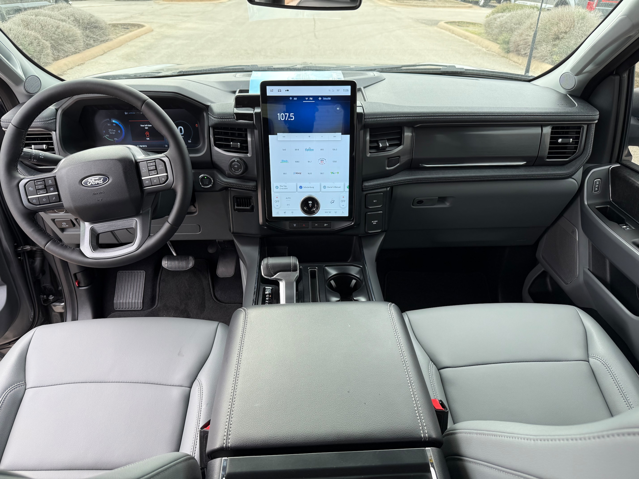 2025 Ford F-150 Lightning Flash - Photo 13
