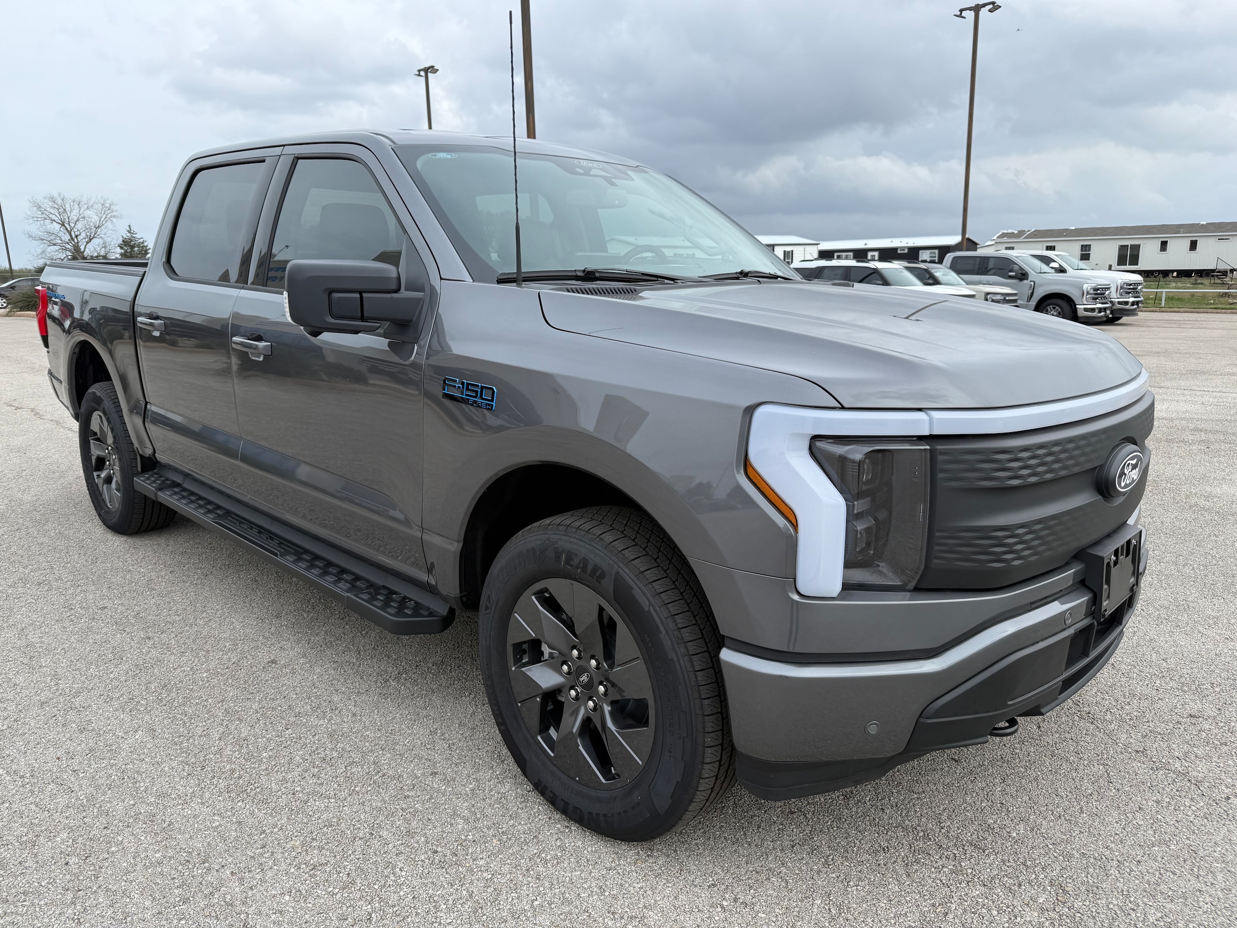 2025 Ford F-150 Lightning Flash - Photo 7