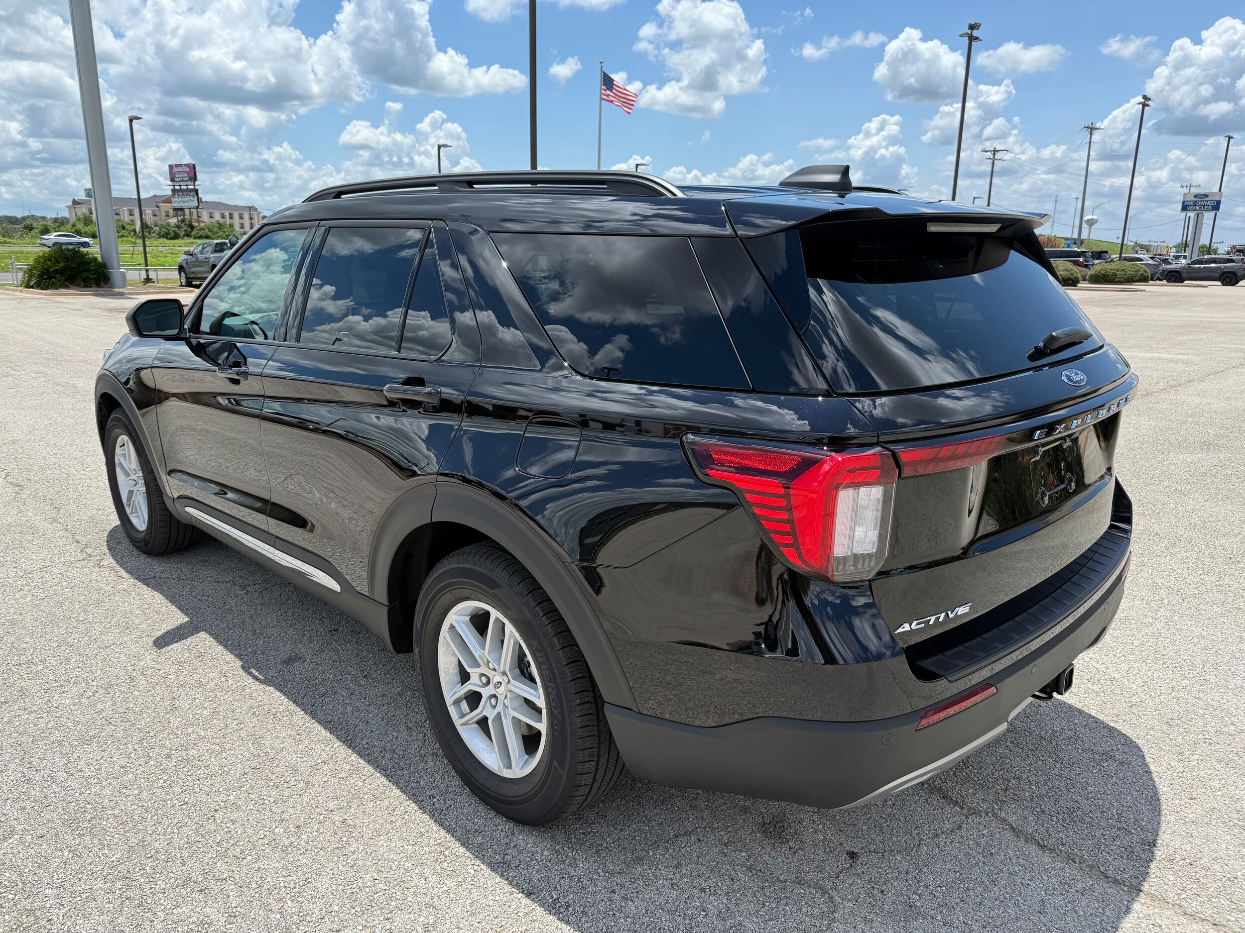 2025 Ford Explorer photo 3
