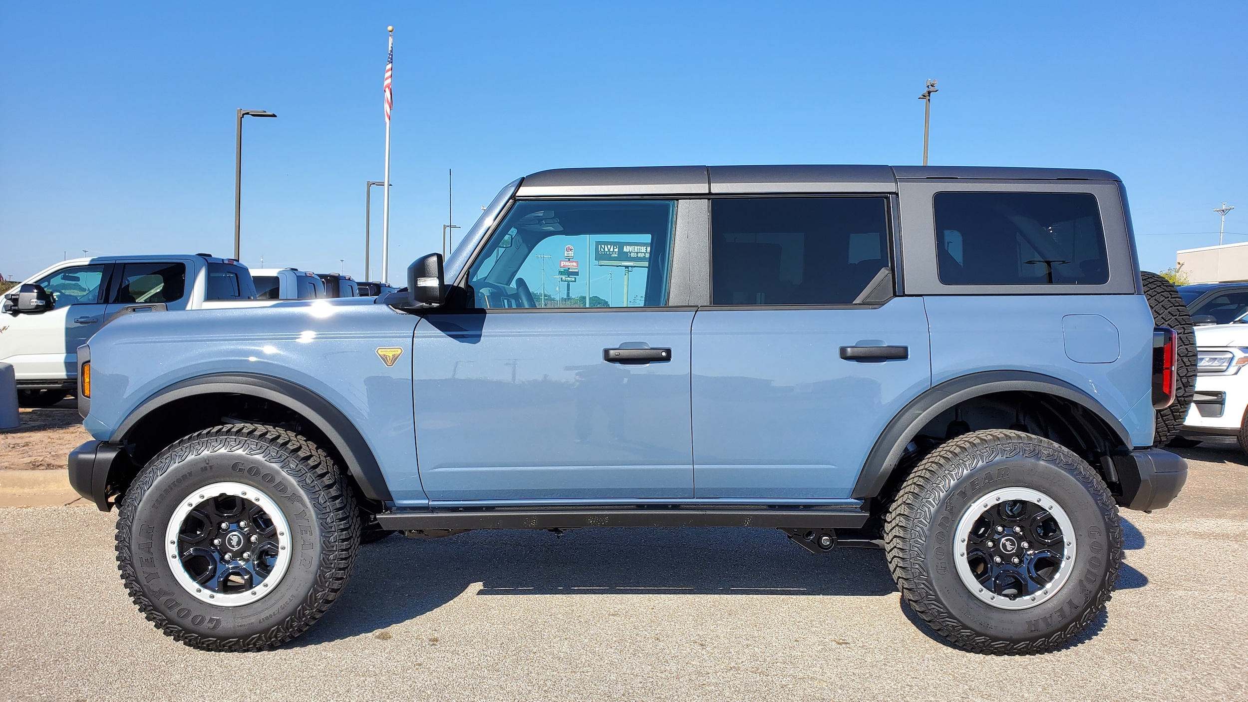2023 Ford Bronco Badlands photo 2