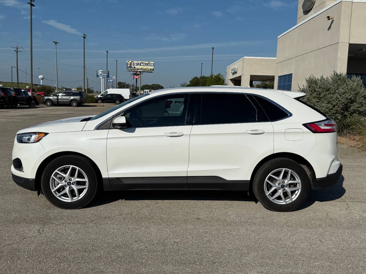 2021 Ford Edge SEL photo 2