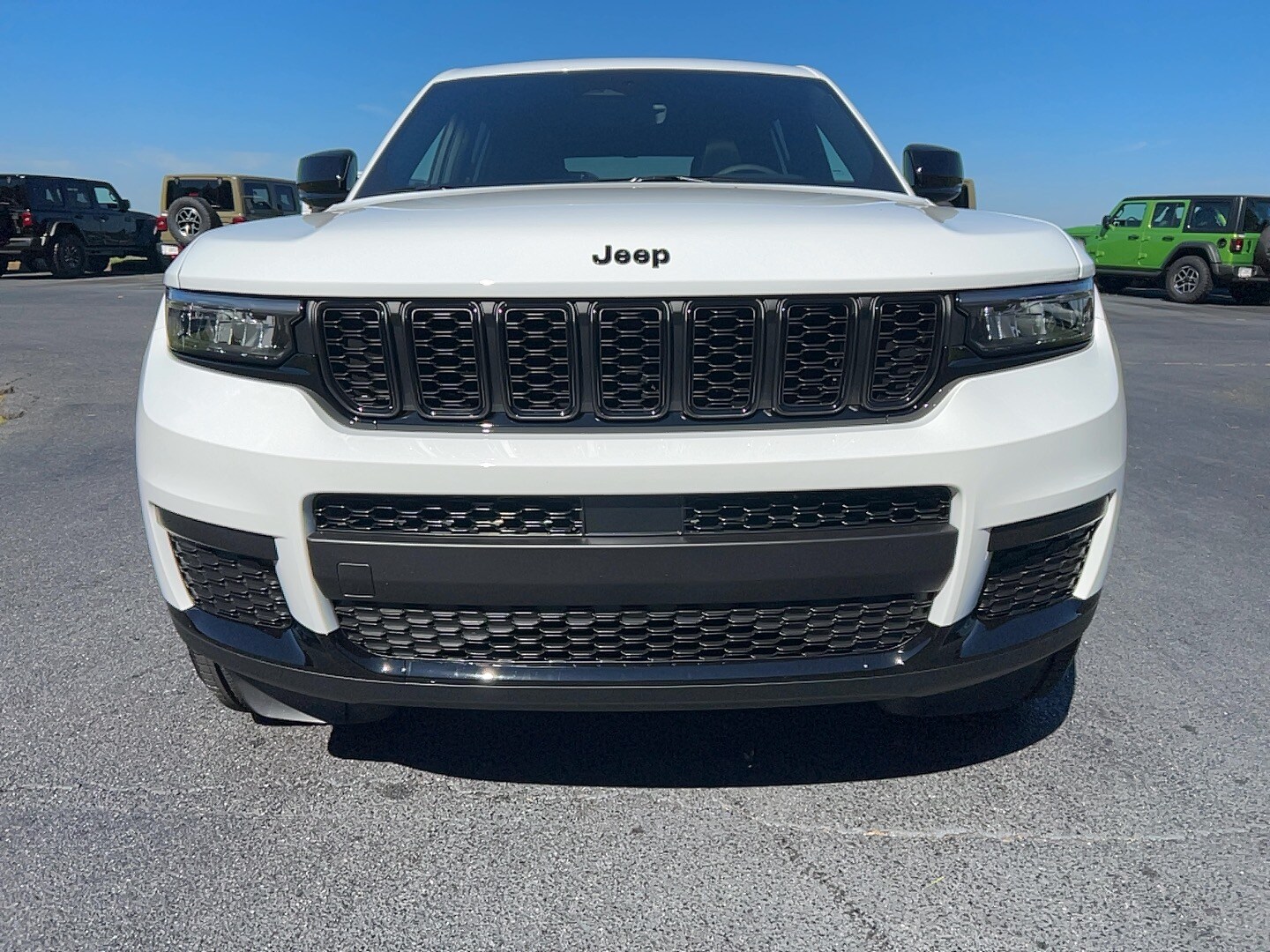 2025 Jeep Grand Cherokee Altitude photo 2