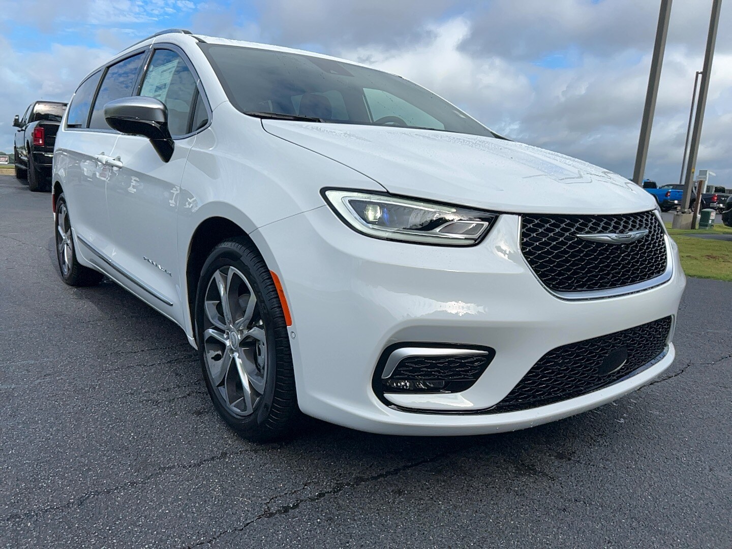 2026 Chrysler Pacifica Pinnacle photo 3