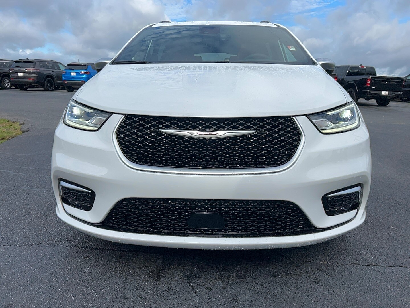 2026 Chrysler Pacifica Pinnacle photo 2