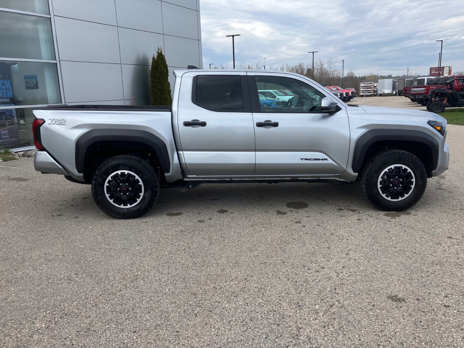 2025 Toyota Tacoma SR5 - Photo 6