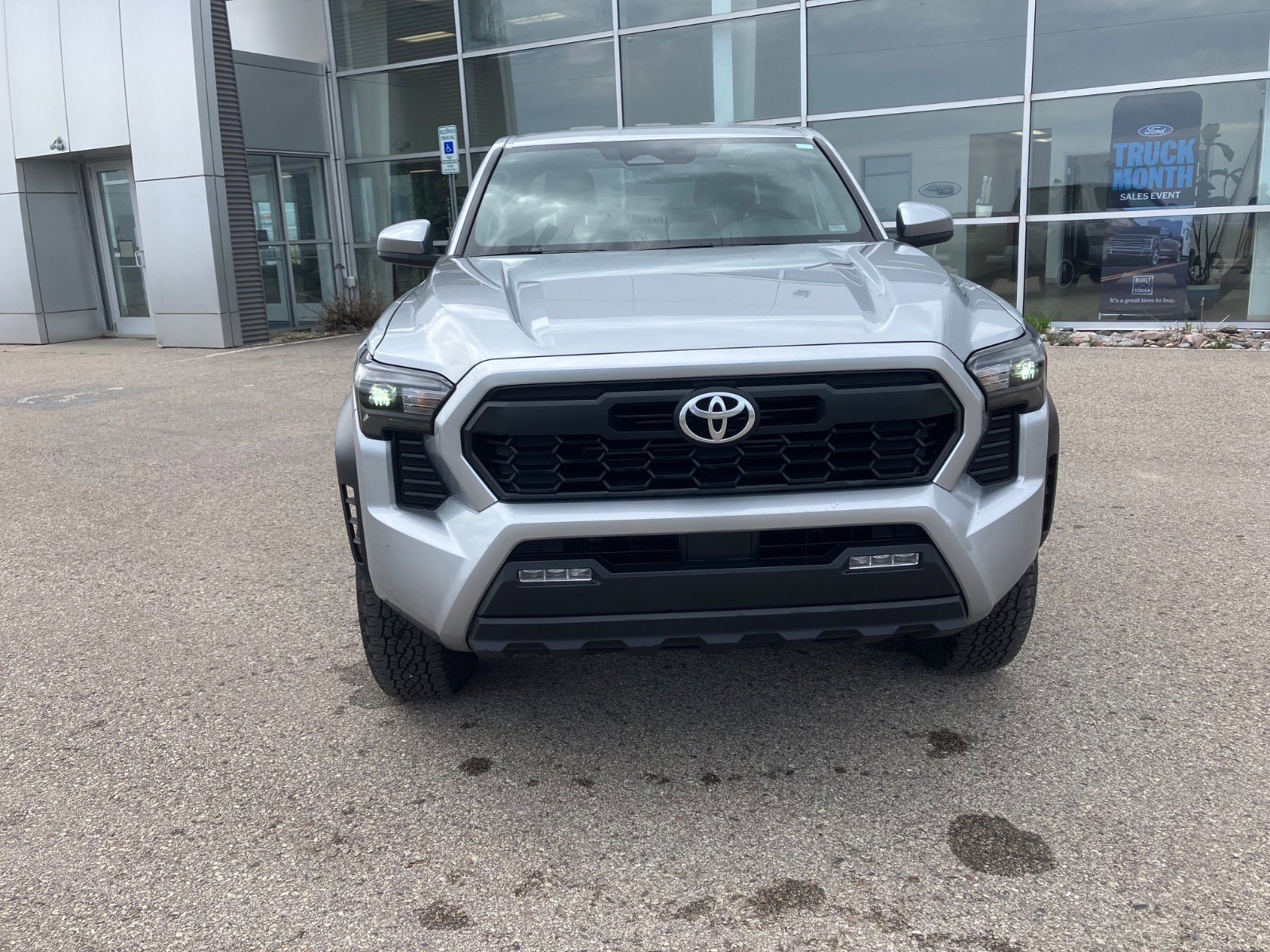 2025 Toyota Tacoma SR5 - Photo 8