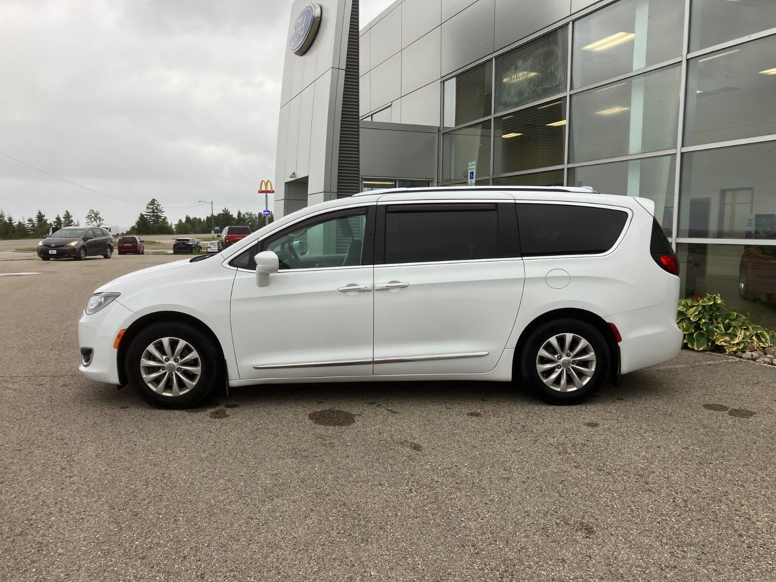 Used 2018 Chrysler Pacifica Touring L with VIN 2C4RC1BG8JR246610 for sale in Manistique, MI