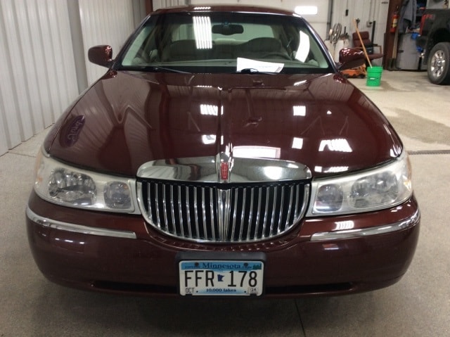 Used 2000 Lincoln Town Car Signature with VIN 1LNHM82W3YY880739 for sale in New Ulm, Minnesota
