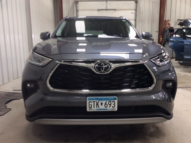 Used 2021 Toyota Highlander Platinum with VIN 5TDFZRBH5MS121486 for sale in New Ulm, Minnesota