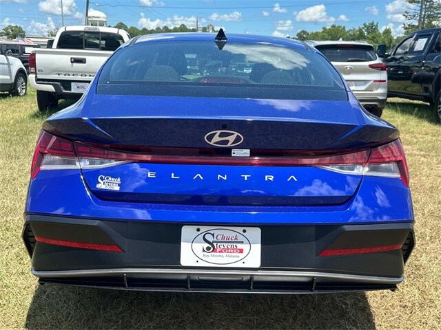 2024 Hyundai Elantra SEL Convenience photo 3