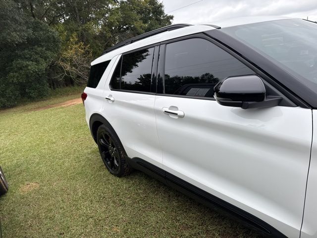 2024 Ford Explorer ST photo 2