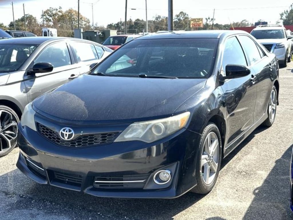 Used 2014 Toyota Camry SE Sedan