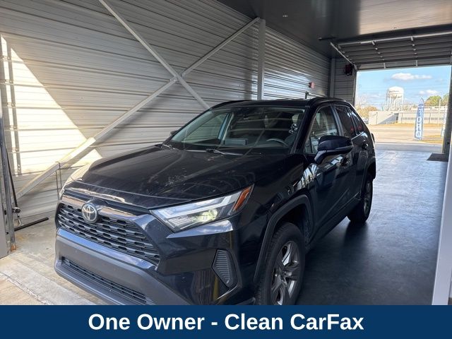 2025 Toyota RAV4 XLE's photo