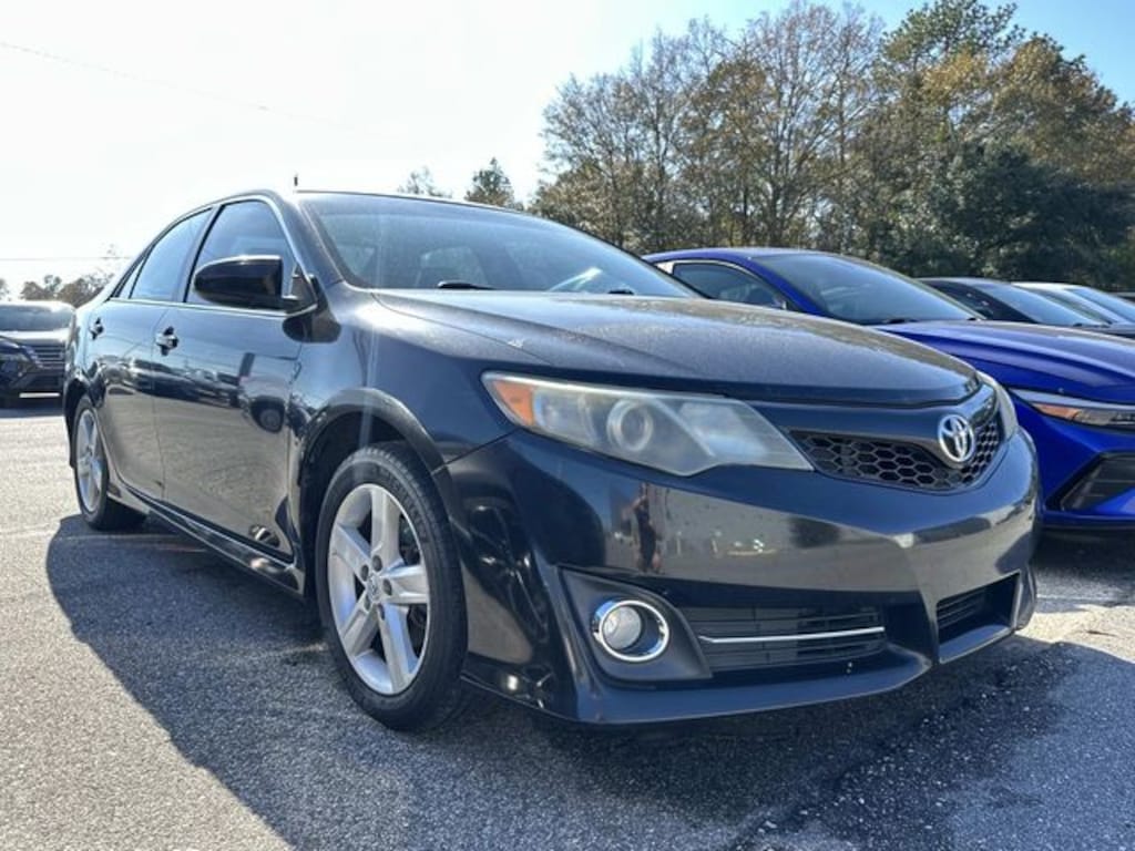 Used 2014 Toyota Camry SE Sedan