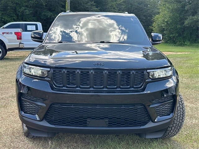 2024 Jeep Grand Cherokee Altitude photo 2