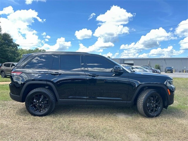 2024 Jeep Grand Cherokee Altitude photo 4