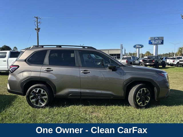 2025 Subaru Forester Premium photo 4