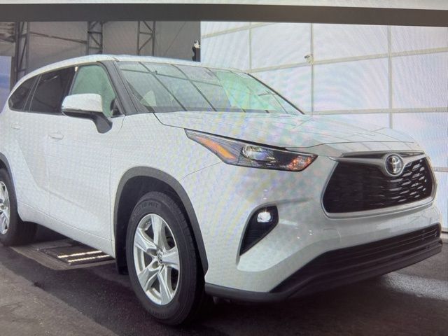 2023 Toyota Highlander LE photo 4