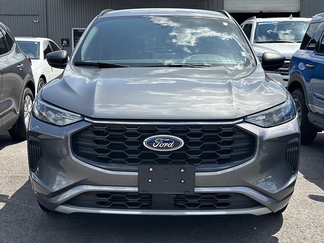 2023 Ford Escape ST-Line photo 2