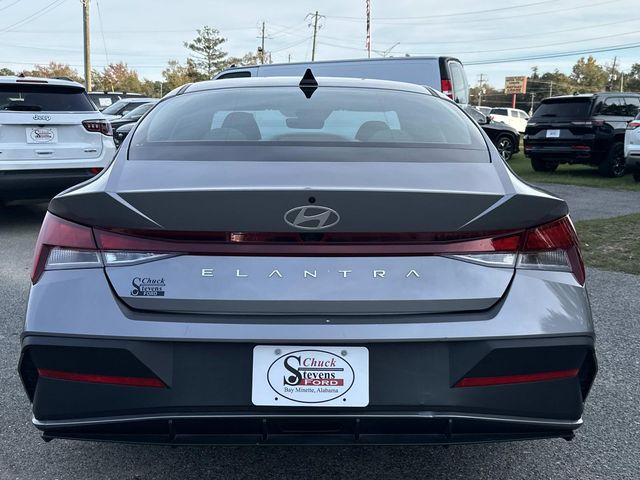 2024 Hyundai Elantra SEL photo 3