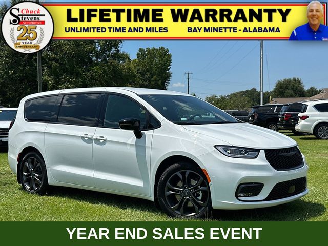 2026 Chrysler Pacifica Select's photo