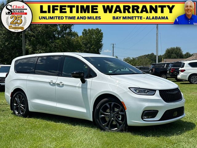 2026 Chrysler Pacifica Select's photo