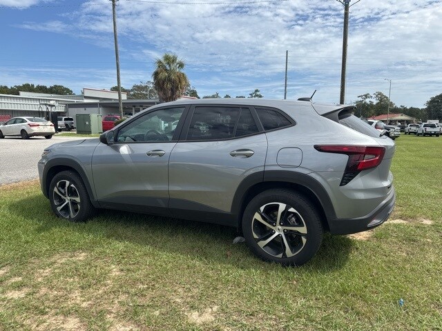 2025 Chevrolet Trax photo 2