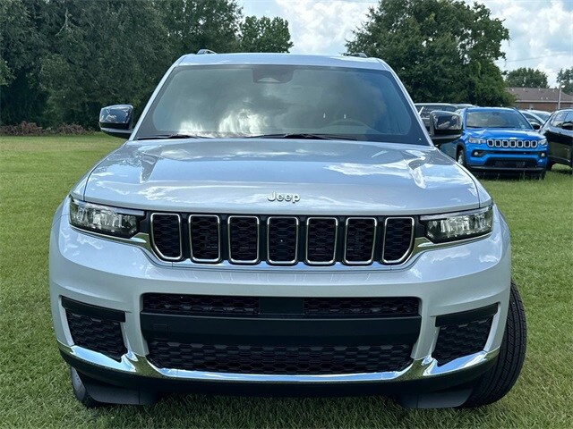 2025 Jeep Grand Cherokee Laredo photo 2