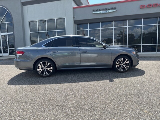 2022 Volkswagen Passat 2.0T SE photo 3