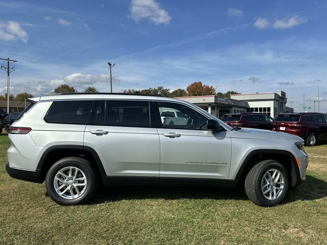 2025 Jeep Grand Cherokee Laredo photo 2