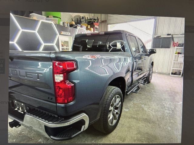 2022 Chevrolet Silverado 1500 LT photo 2