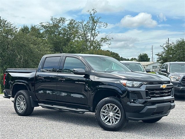 2024 Chevrolet Colorado LT photo 2