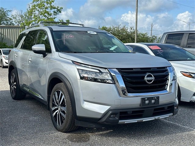 2023 Nissan Pathfinder Platinum photo 2