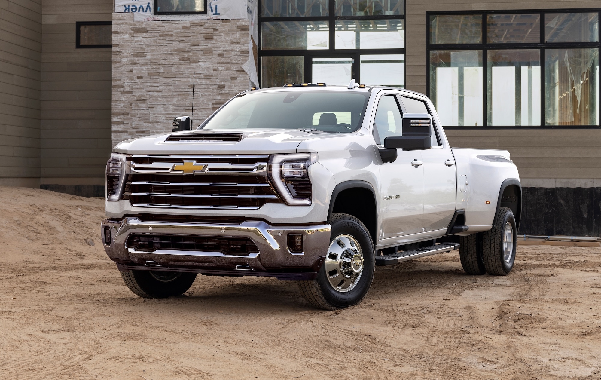 2025-Chevrolet-SilveradoHD-3500-LTZ-CrewCab-Truck-L03