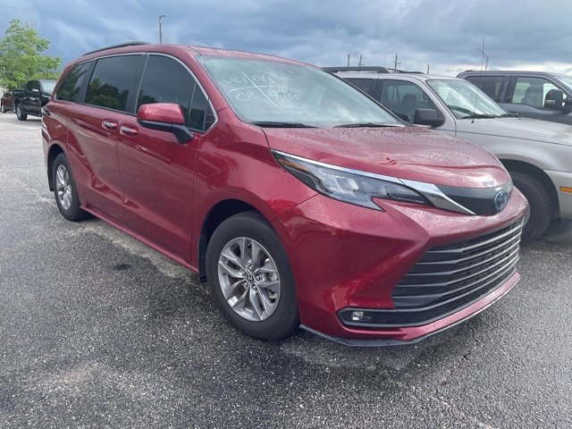 2025 Toyota Sienna XLE photo 3