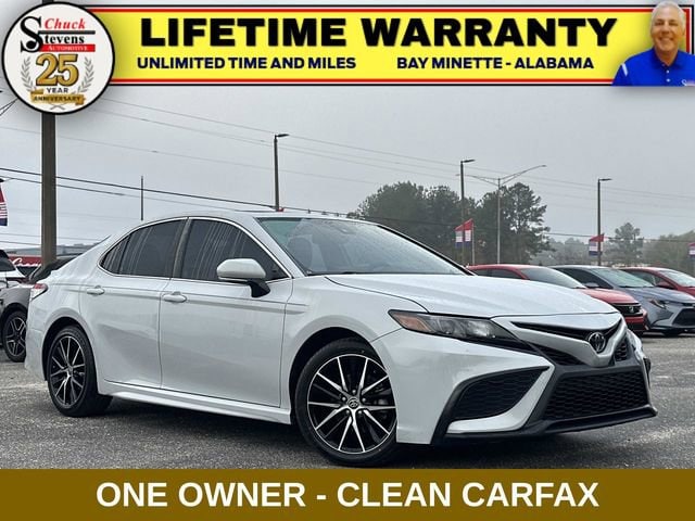 2024 Toyota Camry SE's photo