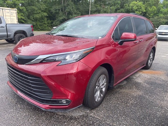 2025 Toyota Sienna XLE photo 2