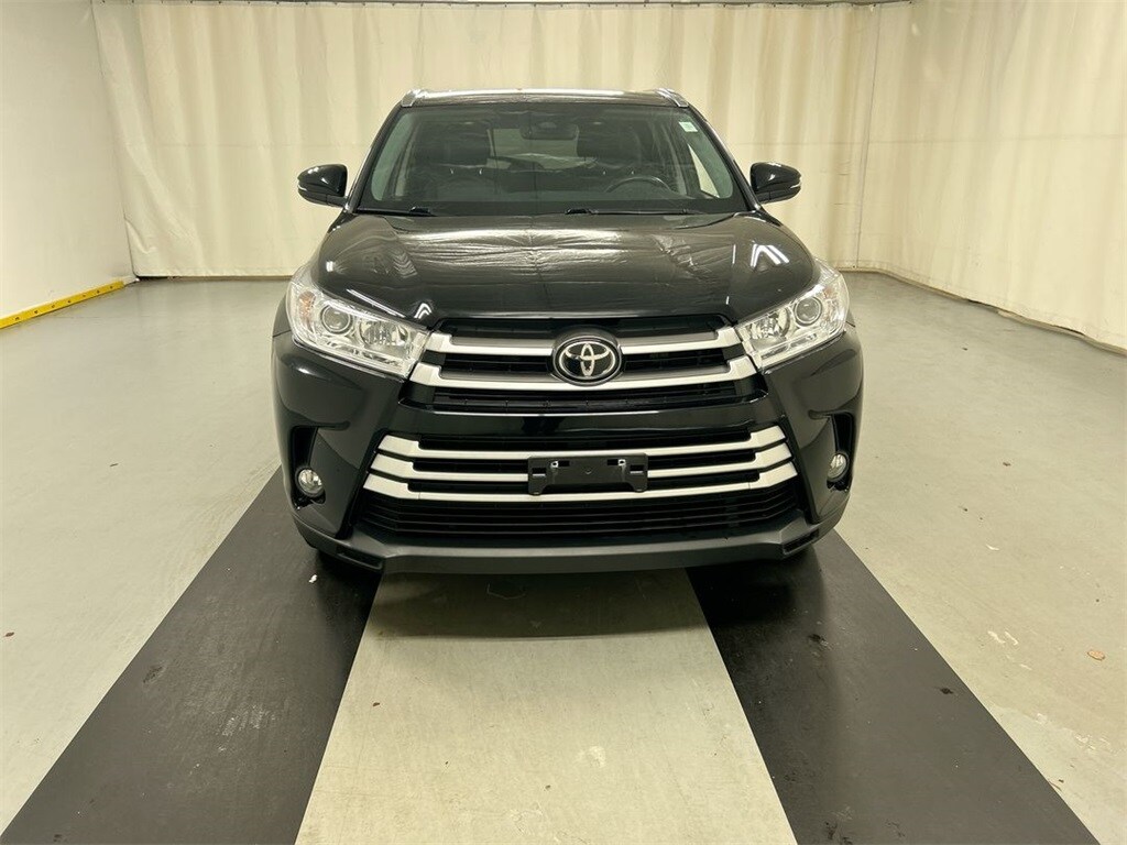 Used 2019 Toyota Highlander SE V6 SUV