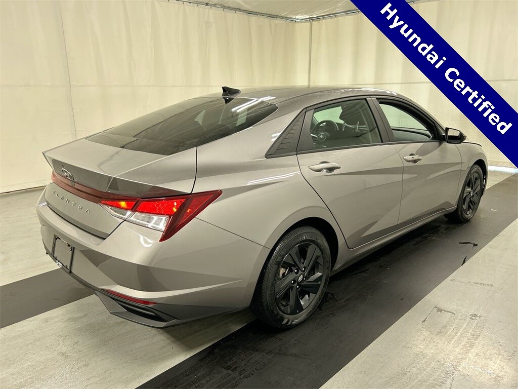 2023 Hyundai Elantra SEL photo 2