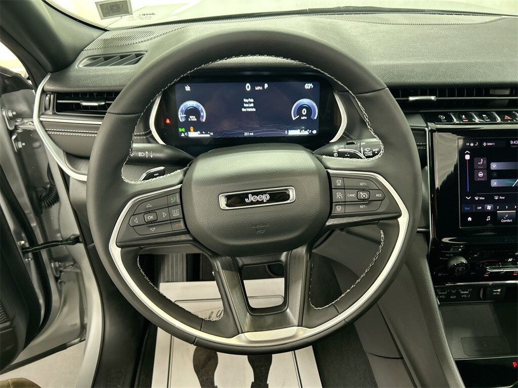 Used 2025 Jeep Grand Cherokee Laredo SUV