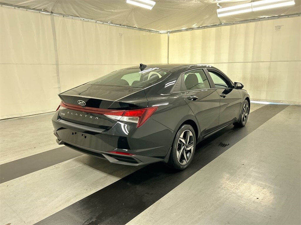 2023 Hyundai Elantra SEL photo 2