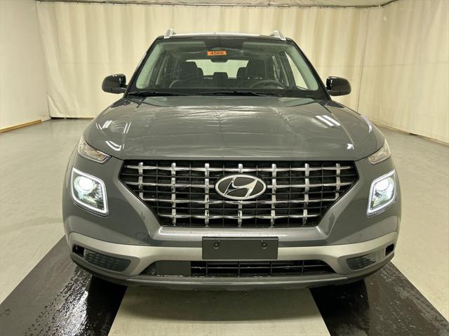 2025 Hyundai Venue Limited photo 3