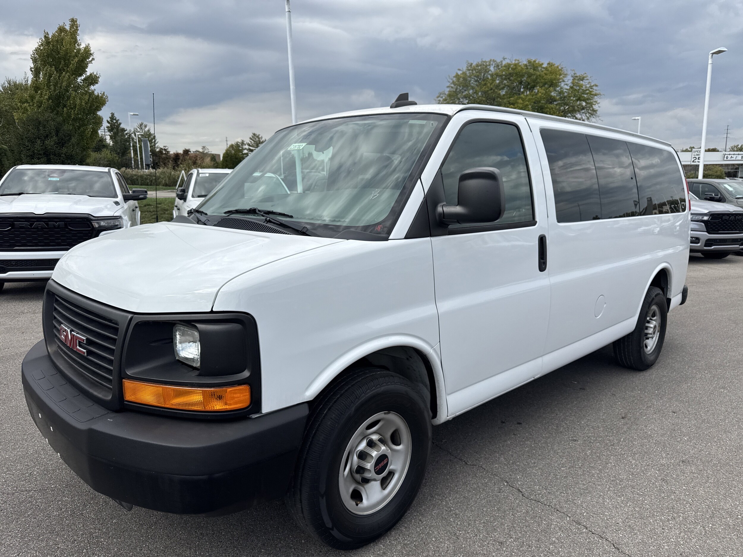 2016 Gmc Savana Passenger LS photo 2