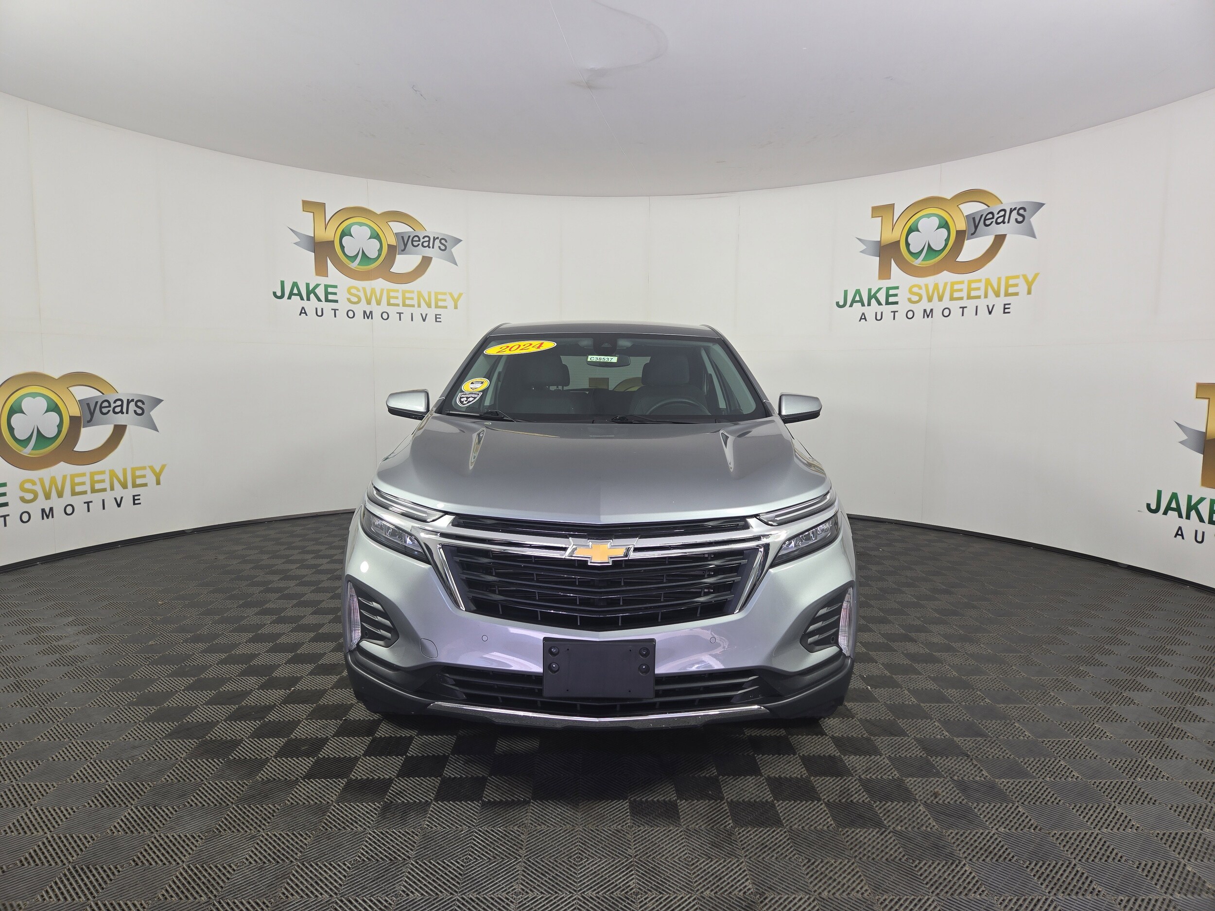 2024 Chevrolet Equinox LT photo 2